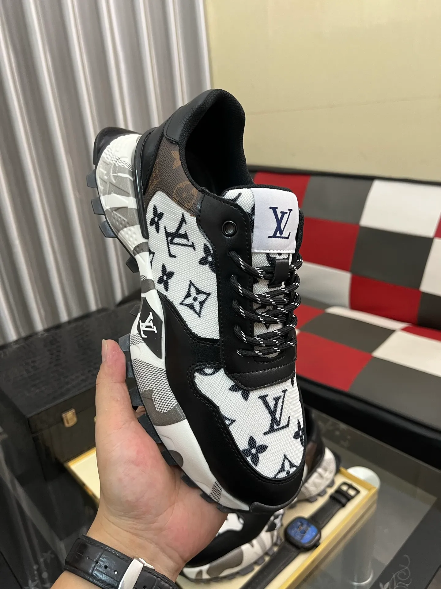 Men's shoes 💰458⌚️⌚️《Louis vuitton/LV Louis Vuitton》original quality.~ Unique modern style sneakers. 🏃A must-have casual shoe for trendy men😍😍 Original brand imported from Italy, imported original leather, cowhide lining (refuses to discolor and grind feet) Sole: Original sole provided by the original factory, French lazy style design ⚠️Fit to the feet Original quality code number: 38-442️⃣Colors available